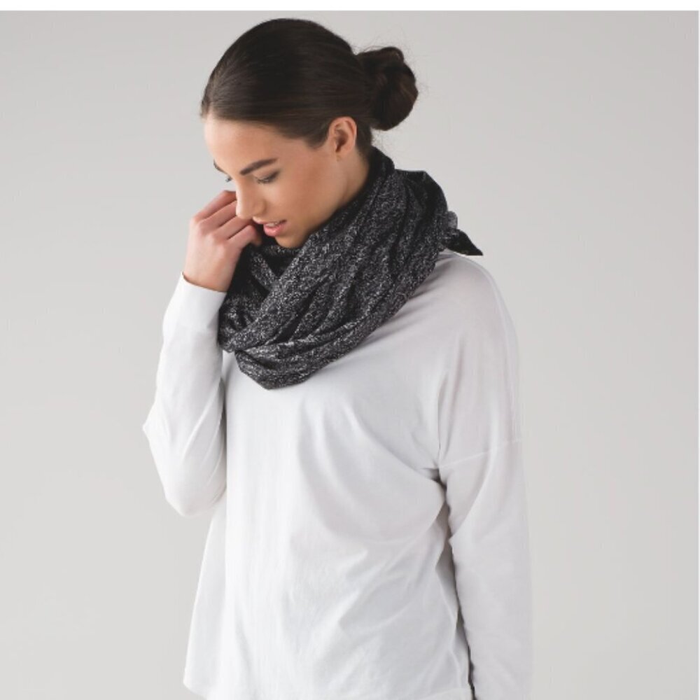Lululemon Vinyasa Wrap Running Luon Jacquard Black White gray Black scarf